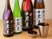 「日高見」は、魚や寿司との相性を考えてつくられている宮城県産の日本酒。【寿し　じん】では、“魚に一番合うお酒”という大将の理念のもと、多数用意されています。
