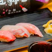 握りは単品でも注文可能。その日に入荷した、旬食材を使った大将のおすすめを要望してみてはいかが。酢との相性が良い長野県産コシヒカリを使った握りは格別です。