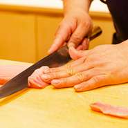 定番から季節のものまで、長年の経験で培ってきた目利きで選び抜かれた鮮魚は、どれも美味です。自分で本当に良いと思ったものだけを買い付け、自信を持って提供してくれます。