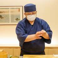 「お客さま目線に立って、自分が許せる価格帯で値段を決める」と語る神馬氏。仕入れや仕込みは一切手抜きせず、その日一番のネタがリーズナブルな価格でゲストに提供されます。