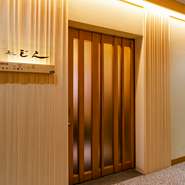 札幌市営地下鉄東西線琴似駅3出口から徒歩約2分。ビルの3階にひっそりと構える大人の隠れ家が【寿し　じん】です。落ち着いたカウンター席とテーブル席が配され、幅広いシーンで利用できます。