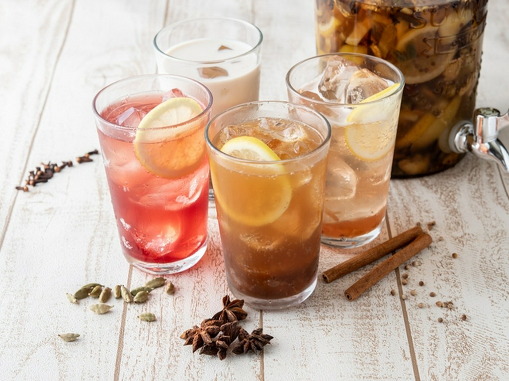 初夏から秋口は、爽やかなフローズンラッシーが時間限定で登場