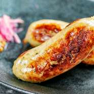 新鮮なお肉を岩見沢の自社工場で製造、ドイツから届く本格スパイスとともにソーセージに加工します。