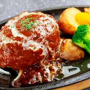 北海道産牛肉使用の赤身ハンバーグ。北海道産牛肉のしっかりとした味わいをお好みのソースでお召し上がり下さい。3種類の味からお選びください。「自家製デミグラスソース」「和風ソース」「鬼おろしポン酢」