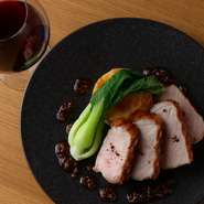 お通しで提供される『和牛コンビーフの最中』をはじめ、ワインのお供にぴったりなメニューがそろうこちらのお店。リストにはフランス産のほか日本ワインも充実しており、グラス一杯から楽しめます。