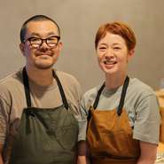 厨房に立つ秋本さんは、本場・フランスでも腕を振るった料理人。「まずは自分が楽しく」との考えから夫婦二人で営むのにちょうどよいスペースを選び、息の合った接客で訪れるゲストをもてなします。
