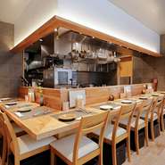 L字カウンターを中心にした店内は、おいしい香りと楽しい会話で満たされています。ランチには限定コースを楽しみ、ディナータイムは好みのグラスを片手に小料理フレンチを味わう…。何度でも足を運びたくなります。