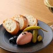 新鮮な国産鶏の白レバーを使用した一品は、しっとりとなめらかな口当たり。ブルーベリー、パイナップル、イチゴなど旬の果物を使った手づくりジャムが濃厚な旨みをいっそう引き立て、ワインのお供にぴったりです。