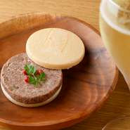 厳選した牛モモ肉を使用して一から手づくりする自家製のコンビーフ。和牛ならではの上質な香りを包み込むのは、さっくりと軽い食感の最中。“お通し”として提供される一品には、確かな技術とセンスが光ります。