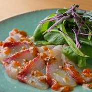 和の風味を感じる『カンパチのカルパッチョ』