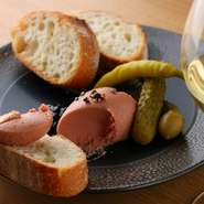 『鶏レバーのムースと季節のフルーツジャム』