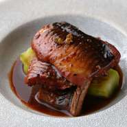 岩手県・大船渡漁港直送。四季折々の魚介を趣向を凝らした一皿に