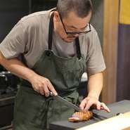 格式高いフランス料理店のイメージを一掃し、「とにかく楽しんでほしい」と話す秋本さん。その言葉どおり、料理はどれもお箸や手でいただけるスタイル。マナーなど気にせずにリラックスした時間を過ごせます。