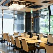 ホテル内のレストランビュッフェなので、料理のおいしさはもちろんデートなどにもオススメのホスピタリティがあります。また、生ビールをはじめ100種以上のドリンクが、飲み放題にできるのも大きな魅力。

