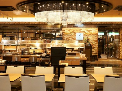 大きなシャンデリアが素敵！ホテルの中にあるレストラン