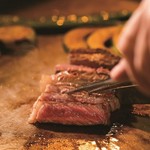 日本が世界に誇る「和牛」+40種類のディナービュッフェ+アルコール飲み放題が楽しめるお得なプランです。
お肉の種類も豊富で、口の中でとろける和牛肉とシェフ自慢のこだわりの料理を心ゆくまでご堪能ください。