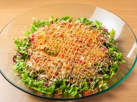 お好み焼きソースと地産野菜で作るサラダをシェフがお客様の前で仕上ます。