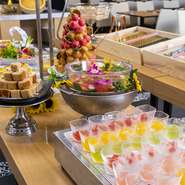 ブランチでは、ご当地メニューもたくさん登場！しかもソフトドリンクも含まれています。また、ディナーでは上質なステーキも！Web事前予約をすれば割引価格となるのでお見逃しなく。
