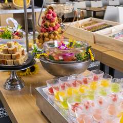 大阪ご当地メニューやジューシーなステーキを食べ放題で楽しく！