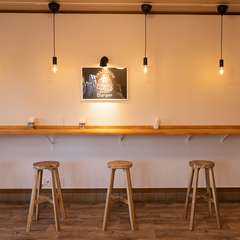 シンプル＆スタイリッシュな空間でくつろぎの時間を過ごす