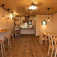 木のぬくもりを感じる店内には、カウンターとテーブル席が用意されています。客席同士の間隔が広いため、ベビーカーの利用もOK。お散歩の途中などにも気軽に利用できます。