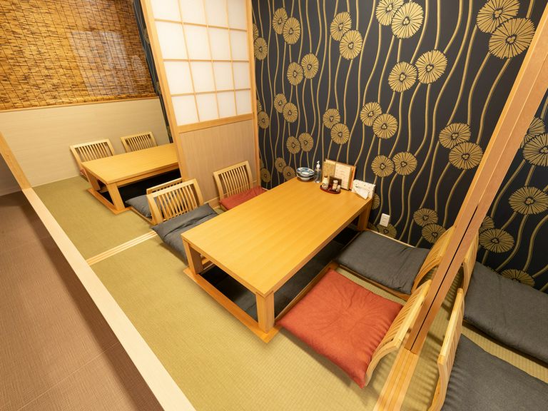 掘りごたつタイプの座敷席なら、高齢のゲストも安心