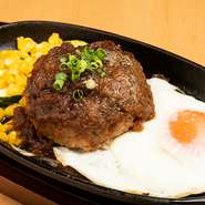 こんがりと焼き上げたハンバーグが食欲をそそる一品は、定食のほか単品でもオーダー可能。コク深いデミグラスソース、玉ねぎの甘みを引き出したジャポネギソースが用意され、その日の気分で楽しめます。