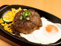 和・洋2種類のソースが選べる『目玉焼きハンバーグ』