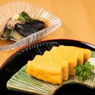 その時々の旬の素材を仕入れ、趣向を凝らした一皿に仕立てるこちらのお店。人気の『厚焼き玉子』は、かつお節と昆布で取っただしに地元の新鮮卵を合わせて焼き上げた逸品。口いっぱいにやさしい甘みが広がります。