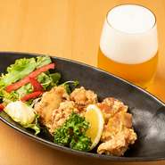 国産鶏のモモ肉を自家製だれに漬け込むこと3日間。粉をまとわせカラリと揚げた自慢の一品です。肉の旨みを存分に味わいたいなら、一枚まるごと焼き上げた『モモ肉焼き』もオススメです。