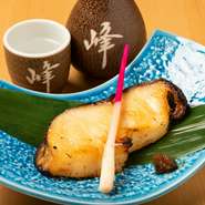 料理人だった父から母へ、母から娘へと受け継がれた照内家秘伝の自家製みそ。程よく脂が乗った銀だらをじっくりと漬け込み、素材の旨みを引き立てます。香ばしい香りが鼻をくすぐり、お酒が進む一品です。