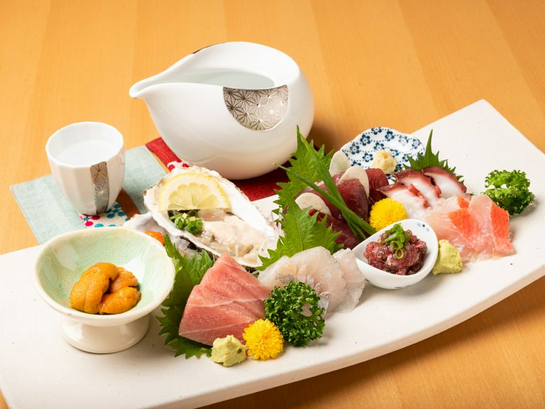 繊細な盛り付けも楽しみの一つ。四季折々の旬の鮮魚