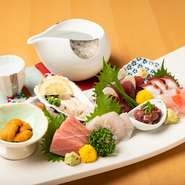 その日仕入れた新鮮な食材を使用して、好みの料理に仕立ててくれるこちらのお店。ゲストの支持を集めるのは、鮮度抜群の海の幸。その時々にもっとも旨みを増す旬の鮮魚を味わえます。