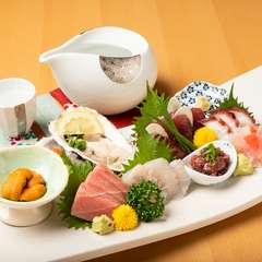 繊細な盛り付けも楽しみの一つ。四季折々の旬の鮮魚