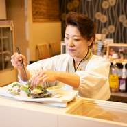 スナック時代からの常連客や女性客など、多くのゲストに愛される理由は照内さんの料理と女性目線のサービス。「おいしかったよ」の声を聞くために、何事にも手を抜くことはありません。