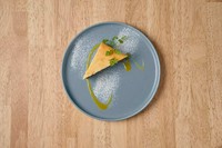 姉妹店の人気カフェのチーズケーキです。
湯煎で焼き上げるチーズケーキはなめらかで、
少しレモンの酸味が食後でもさっぱりとお召し上がりいただけます！
