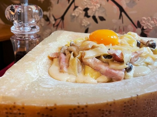 ゲスト前で仕上げる樽チーズパスタ！