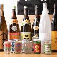 見た目が華やか、食べておいしい逸品のお供にぴったり。各地の銘酒をはじめ、焼酎やワインなど幅広いアルコールメニューが取り揃えられています。今宵は好きなお酒に舌鼓。
