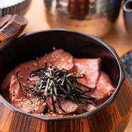 低温でじっくりと時間をかけて加熱。やわらかくなったお肉を味わえるひつまぶしです。最後はほうじ茶をかけてお茶漬けで。ひと口ごとに新しい感動を届けてくれます。
