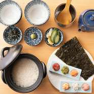 オーダーを受けてから炊き上げる土鍋ごはん。お米はコシヒカリ“広島県産越宝玉”を使用しています。こだわりの銀シャリを、好みの食べ方で味わえるセットです。