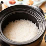 米と味噌にこだわった、“ネオ和食”の店です。こだわりの「広島県産越宝玉の銀シャリ」と「7種類の味噌」を使用。 特にオーダーごとに生米から炊き上げる銀シャリは、粒が通常よりも大きめなのが特徴です。