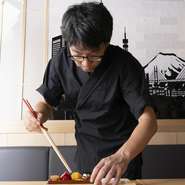 一皿ごとの美しい盛付けと、体に優しい味わいの料理に加え、空間や雰囲気、すべてをトータルプロデュースしている店長の山田氏。きめ細やかなサービスで、素敵なひとときを演出してくれます。