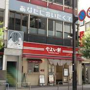 JR船橋駅から徒歩8分、本町通り沿いにある雑居ビルの2階にある一軒。「生牡蠣」や「生雲丹」でつくる、生米から炊き上げる土鍋ごはんをはじめ、華やかな見た目の、おいしい逸品料理が堪能できます。