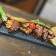 ・豚ハツ
・豚かしら
・豚バラ
・豚なんこつ
・豚タン

＜塩焼き・たたき風・たれ焼き・はちみつバルサミコ・毛沢東スパイス＞
※写真は、やきとん盛り合わせ　～毛沢東スパイス～