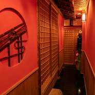 入口通路の赤い壁が印象的な内装は、「京都府の現代名工」が手掛けたこだわりの土壁。ゲストを迎え入れる店内は、木をふんだんに使い落ち着いた空間で、大切な人と至福なひとときが過ごせます。