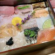 小鉢1種とお吸い物付き
重箱に敷き詰めたシャリの上に新鮮な魚等のネタが宝石箱のように並べられています！