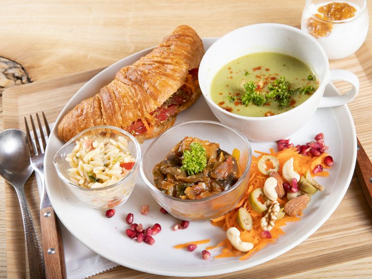 フレッシュな野菜をふんだんに取り入れた家庭料理を提供