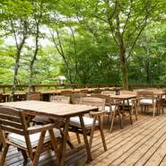 深い森の中にある【Nature Cafe】は、美しい緑や木々の香りに癒されながら食事ができる非日常的な空間が魅力。フランス料理をベースにしつつ日本人の口に合う、季節の味が盛り込まれた家庭料理にも注目を。