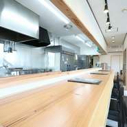 気軽に普段使いできる印象のお店。仕事終わりに同僚を誘って足を運ぶのもオススメ、カウンター席ではお一人様も楽しめます。カウンター越しに交わす料理人とのやりとりもまた醍醐味です。
