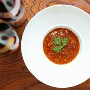 四川料理を得意とするオーナーシェフが、日々さまざまなオススメメニューを提案。定番メニューだけでなく、その日仕入れた良質な食材を使った限定メニューも楽しめます。